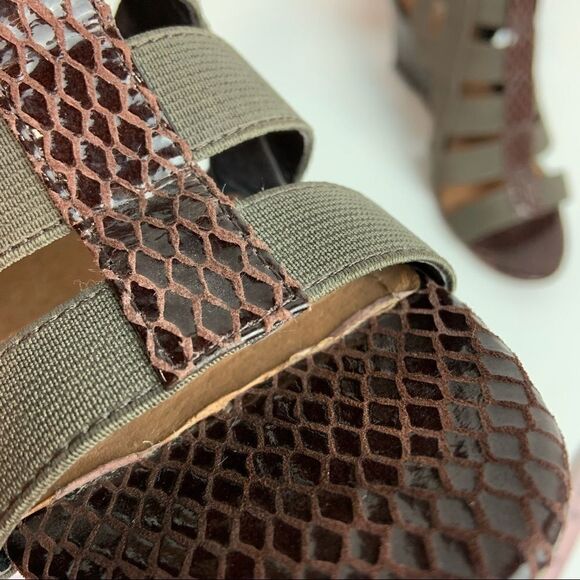Donald J. Pliner Elastic Wedge - Picture 6 of 8